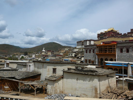 Seitenansicht (rechts oben eine der Klosterhallen)