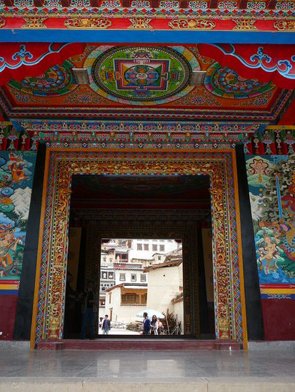 Farbiger Eingang zum Kloster