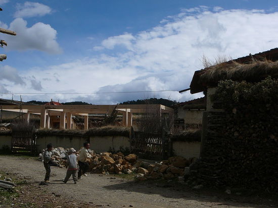 tobende Kinder im Dorf