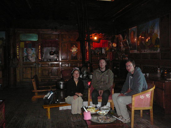 Familienportraet am Kamin  (etwas dunkel, aber so war es auch in dem Raum, und kalt!) um diesen Tisch herum haben wir den Hotpot gegessen.