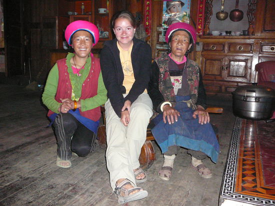 Ich mit den zwei Frauen des Hauses (links Kesangs Ehefrau und rechts deren Mutter)