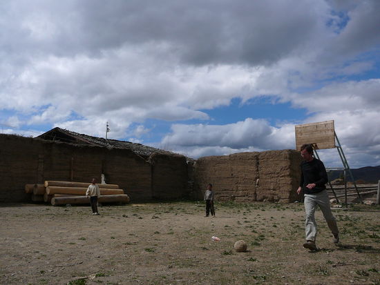Basket- oder Fussball, die tibetischen und canadischen Jungs sind universell begabt 
