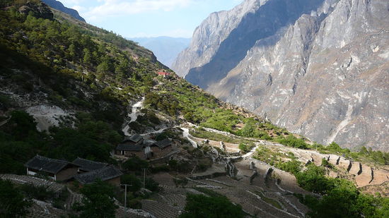 Der Schatten senkt sich langsam auf die Terassendoerfer