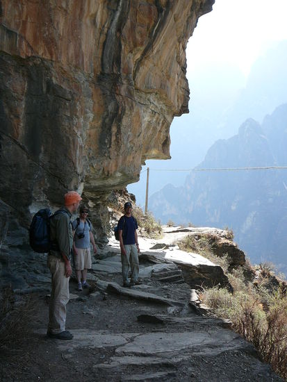 Felsvorspruenge und junge Burschen
