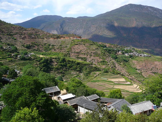 Auf dem Weg in die Bergwelt sah man viele Reisterassen und kleine Doerfchen und Hauser. Superschoen!