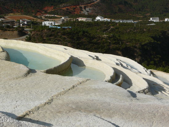 Das waren die schoenen Kalkterassen von Baishutai. Auf jeden Fall einen kleinen Abstecher wert!!! Besonders im Abendlicht wunderschoen!