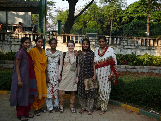 Diese indischen Frauen waren total lieb und wollten unbedingt Meine Hand halten und ein Foto. Ist vielleicht "schick", mit ner Weissen. Und WEISS bin ich ja nun wirklich!