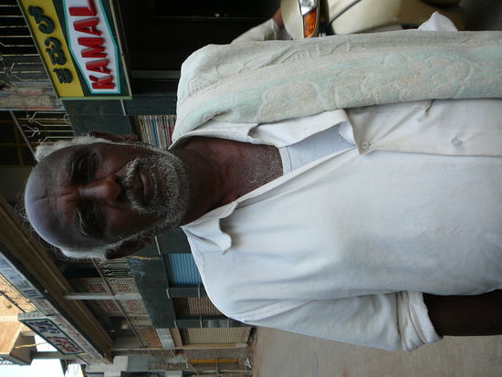 Dieser Herr kam gerade vom Gericht wegen "a big Problem". Er ist ein Farmer (Bauer), sucht keine Frau sondern wollte nur wieder raus aus der Stadt  Er sagte: ah, Germany, aus welchem der zwei Teile kommst du?