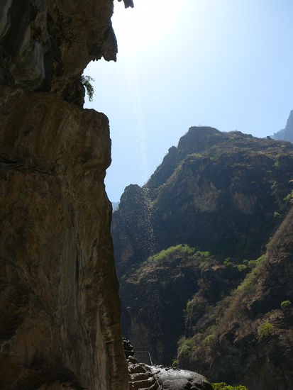 da macht jemand von oben koninuierlich pipi 
