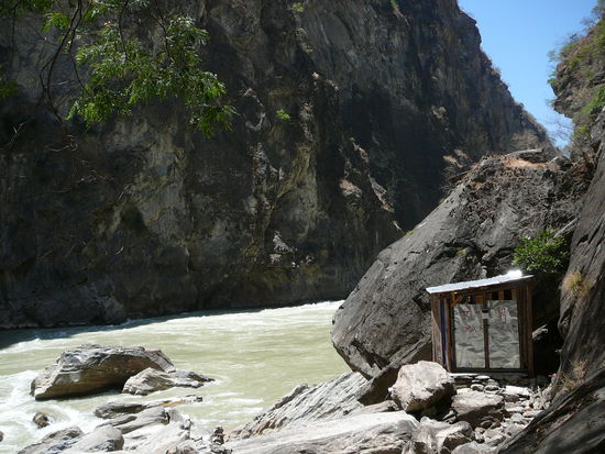unten bei der "Auskuck-Plattform" war auch nach chinesicher Manier ein kleines Toilettenhaeusschen 