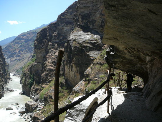 Aus dem Weg zurueck (nicht derselbe wie der Hinweg) gab es einige spektakulaere Ausblicke. Quasi als Motivation fuer die folgenden zwei Stunden steilem Aufstieg in der sengenden Hitze ohne Wasser und Wind... 