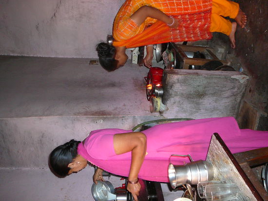 Die Frau und Tochter Asifs, in der Kueche