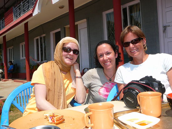 Tina, Natalie, Lindal beim gemeinsamen Fruehstueck auf der Sonnenterasse