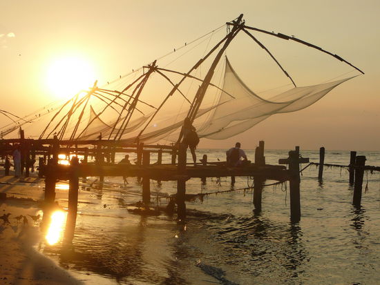 Wunderschoener Hafen in Fort Cochin mit den traditionellen Fischernetzen