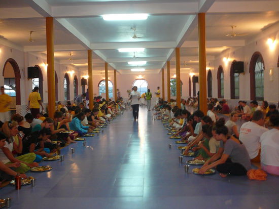 In dieser Halle gab es Essen, was uebrigens phaenomenal war. Es gingen immer Leute herum und fuellten nach, wenn wir wollten. Dafuer musste man nur "OM" rufen. Hier haben wir vormittags auch unser Yoga gemacht.