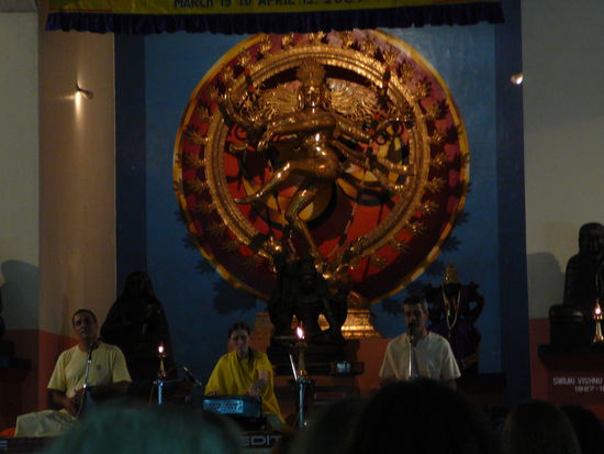 Phoptografieren verboten! Das waren die drei Swamis, als wir in der grossen Halle gesungen haben. Hinter ihnen ist die Statue von Shiva.