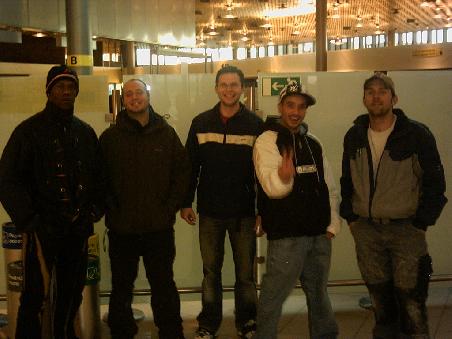 von Links nach rechts,Ron,Maze,Masse,Bene und Nick am Flughaven in Hannover...