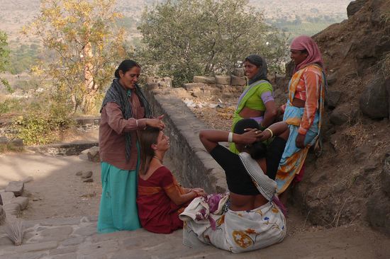 gabi hat den sari nicht ganz perfekt angelegt. hier werden verbesserungen vorgenommen, und weil sie gerade dabei waren, gabs noch dazu die passende striegelung mit anpinselei.