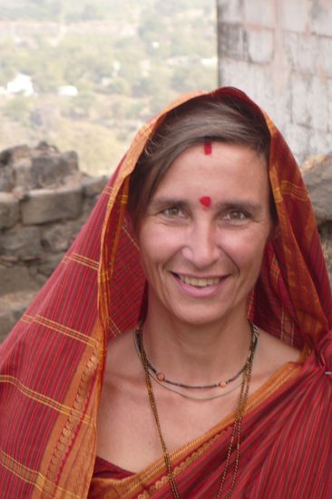 als draufgabe fuer das perfekte outfit bekam gabi auch noch die goldene halskette einer der frauen leihweise umgelegt. 
bedeutung: gabi verheiratet...  