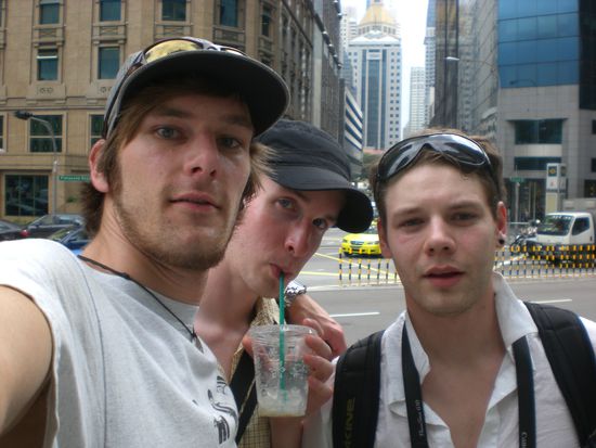 Mitten in Singapur mit einem teuren aber leckerem Star Bucks Kaeffschen