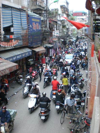 Old Quater, das Lebeviertel in Hanoi. Laden an Laden und ueberall Motos.