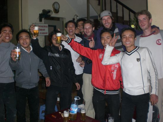Die einzigen Vietnamesen, die gefeiert haben...mit uns! Wir wurden spontan eingeladen 3 Bier mit ihnen zu exen...funny