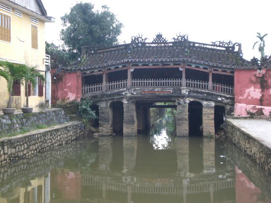 Dies ist wohl das Wahrzeichen Hoi Ans. Die japanische Bruecke brilliert nicht nur durch seine Optik, sondern viel mehr durch seine Entstehungsgeschichte, die ich einfach darlegen muss. Im 16. Jahrhundert machten Geomanten der Japaner ein Seeungehaeuer fuer die zahlreichen Erdbeben im indochinesischen Raum verantwortlich, dessen Kopf in Indien, Schwanz in Japan und Herz hier in Hoi An lliegen sollte. Diese Geschichte gab nun den Anlass, eine Bruecke ueber den kleinen Kanal zu bauen, die symbolisch ein Schwert durch des Ungehaeuers Herz rammen solle...die spinnen, die Asiaten aber sehr lustige Geschichte...