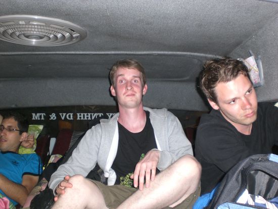 Gemuetliche 11 stuendige Busfahrt mit 5 Leuten nebeneinander im Heck des Busses...muss man nicht haeufig haben...