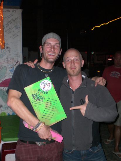 Auf dem Wanderpokal durfte ich auch noch unterschreiben und der deutsche Besitzer der Bar ueberreichte mir die Millionen...herzhaft