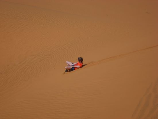 Die Red Sanddune, 5 km vom Dorf weg...sieht allerdings spaektakulaerer aus als es tatsaechlich ist. Wer schonmal auf der Dune Du Pilat in Frankreich gewesen ist, empfindet die Duene hier als Maulwurfhuegel...aber trotzdem eine Reise wert.