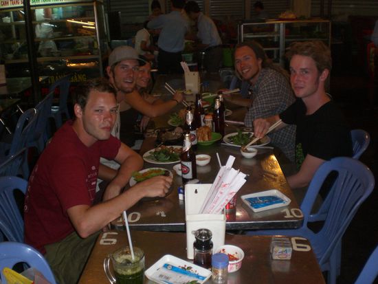 Hier haben wir bereits 2 Mal koestlichst und fuerstlichst in einem Stassenrestaurant gegessen. Fisch, Squid, Krebs, Krabben, Muscheln...einfach eine wahre Wonne und Gaumenschmaus fuer extrem wenig Geld...das werd ich definitiv back in Germany vermissen...jammi