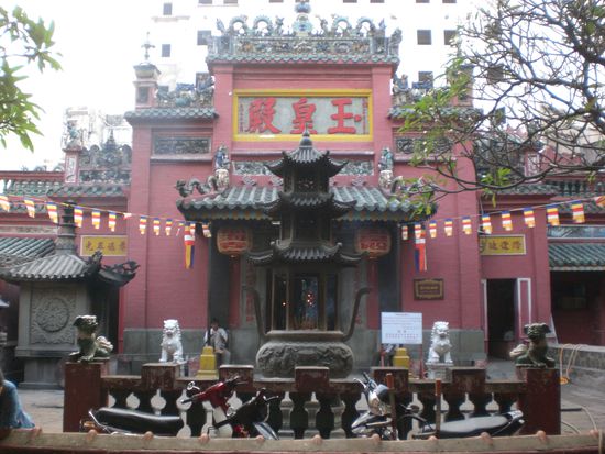 Die schoenste Pagode in Saigon...kann aber nicht wirklich gegen die pompoesen Tempelanlagen in Laos und Cambodia anstinken. Sehr interessant halt, dass dieses 200 Jahre alte, ehemals chinesische Gebaeude, zwischen den Wolkenkratzern noch existiert.