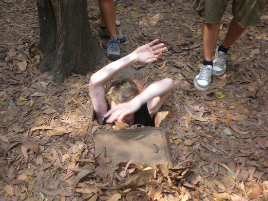 Dies ist einer von zahlreichen Eingaengen in das Tunnelsystem. Nichts fuer Menschen mit Platzangst.