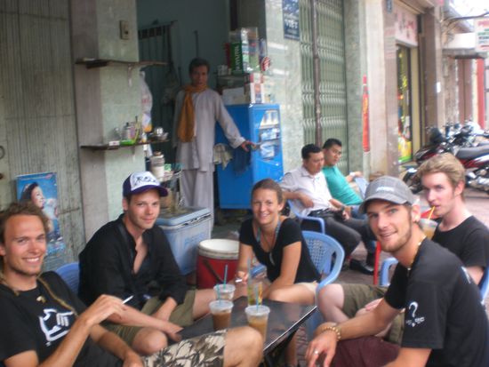 Kleines Paeuschen am Stassenrand mit dem fantastischen Vietnameiskaffe...schon wieder jammi jammi