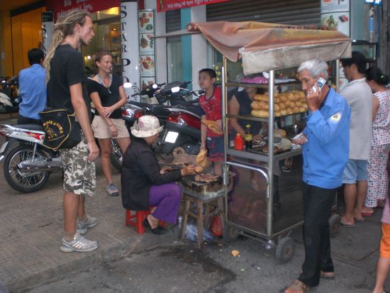 Hier ein wunderschoenes Negativbeispiel fuer den Tourismus: Ein Baguette fuer einen Einheimischen mit Meetballs und Salat kostet 7000 Dong (40 cent), wir mussten 10000 Dong (50 cent) zahlen. Als aussenstehender sagt man...mhh iss doch kein Problem aber auf Dauer ist das echt nicht fair und man kommt sich schon ein wenig verar...t vor! Thats life und leider ist unser vietnamesisch bisweilen ein wenig eingerostet.