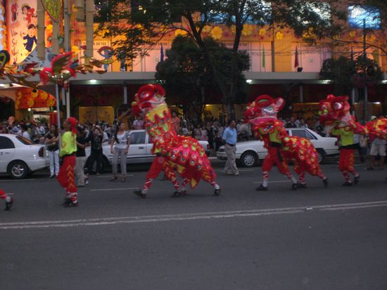 Drachen und Loewentanz mit Kapelle mitten auf der Strasse. Toll!!!