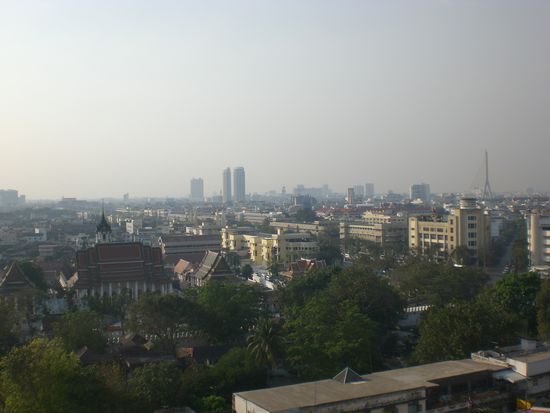 Der wunderschoene Blick ueber die 9 Mio Einwohner Stadt vom Golden Mount Wat.
