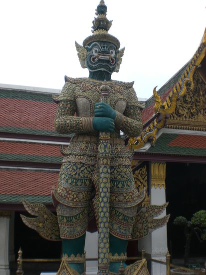 Einer von 100 verschiedener Daemonen, Waechter des Eingagstores zum Palast. Dieser guckt zwar boese, scheint aber einer von den Guten gewesen zu sein!