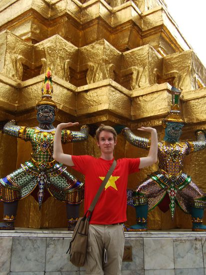 ...noch mehr Daemonen, die eine Stuppa auf den Schultern tragen, der in der Mitte muss aus der vietnamesischen Mythologie entsprungen sein...