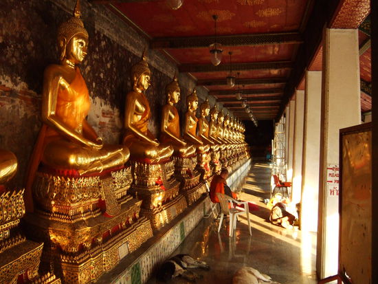 Ein weiteres Wat in Bangkok City mit 165 goldenen Statuen rund um die Tempelanlage,  wir fragen uns manchmal woher die Kohle eigentlich kommt...