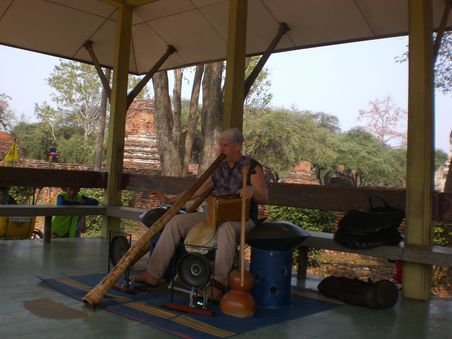 Der Ami machte vor einer Ruine Musik, 2 Blechtrommeln, ein Didgeridoo, ne Zupfe, eine Djembe Trommel, 2 Fusstrommeln und nen Miniarkodion...echt joot!