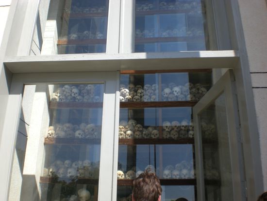 Killing Fields mit knapp 10000 ausgegrabenen Totenschaedeln