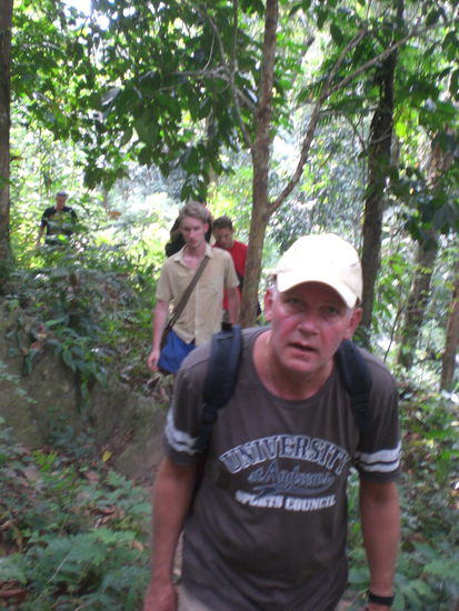 Der Aufstieg zum knapp 2km entfernten Hin Lad Wasserfall...und dat mitten im Dschungel
