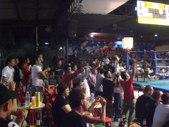 Wilde Handzeichen gepaart mit animalischem Schreien, um die beste Wette in letzter Sekunde zu platzieren...Thailaender in ihrem Element.