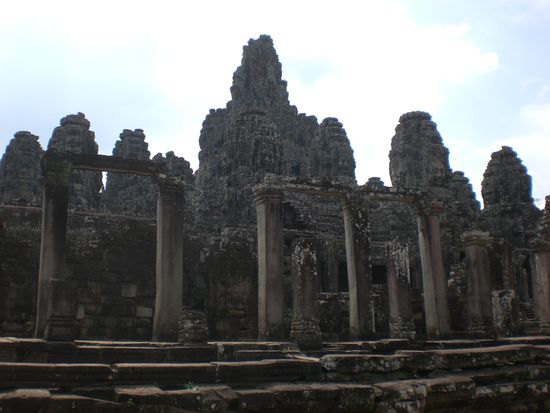 Bayon, der Koenigspalast mit noch 37 von 54 existierenden Tuermen, auf denen jeweils 4 Gesichter zu sehen sind...very amazing!!!