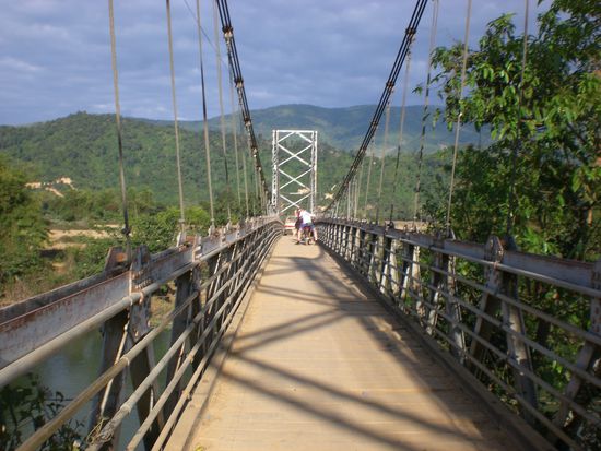 Mit dem Roller ueber die Bruecke