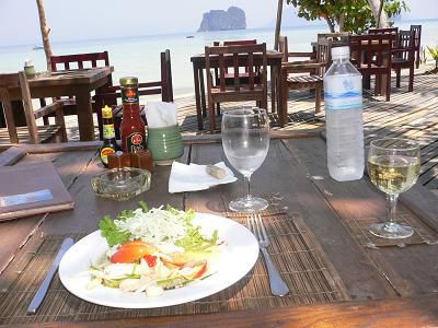Seafoodsalad und sogar Wein gibts hier!