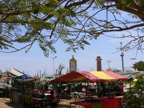 Fest-Marktplatz mit vielen Staenden und einem grossen Angebot