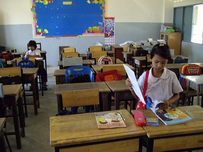 Gunlanad und Supansaa in ihrem Klassenzimmer