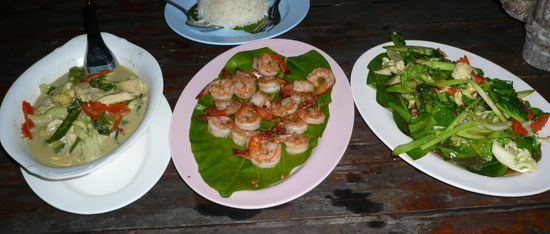 gääng khiau waan gai - guung gratiem prik thai -  pad pak ruam
Greencurry Huhn - Crevetten Garlic &amp; Pepper - Gemüse an Oystersauce